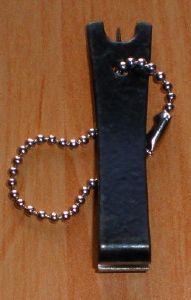 coupe-fil avec aiguille et attache en chainette