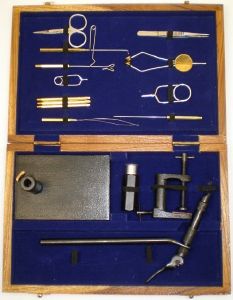 coffret N°1 d' outils pour montage de mouches avec étau rotatif 